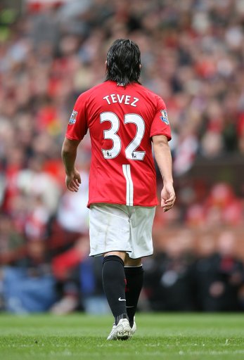 球队集体围着他庆祝太治愈