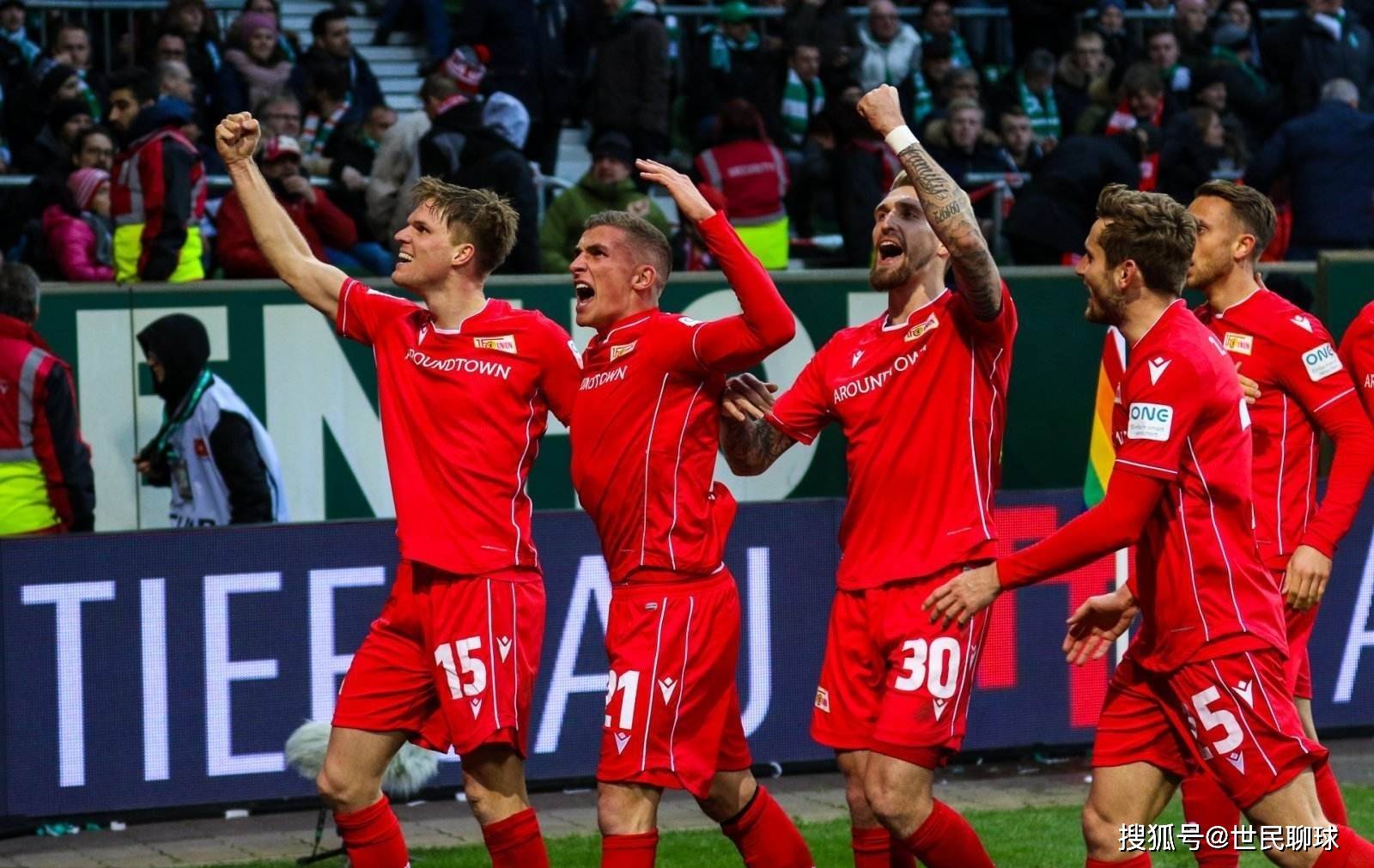 太阳报：麦克托米奈领意甲最佳球员奖，被女友透视着装抢风头（太阳报：麦克托米奈荣膺意甲年度最佳，女友透视造型成焦点）