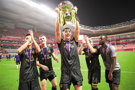 南通发布：苏超南通队载誉而归，3000多名球迷迎接城市英雄