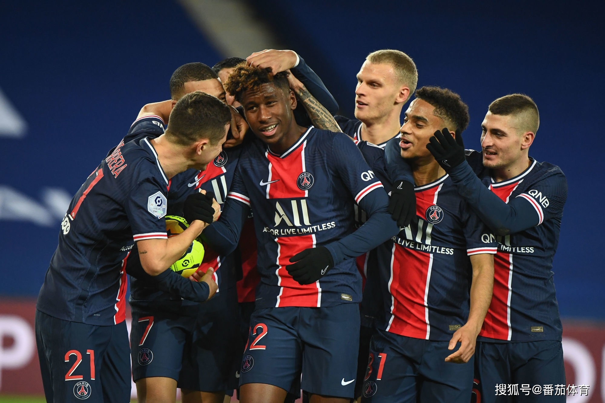 媒体人：不解老弗爷为何这么能忍维尼修斯，他对C罗都没这样（媒体人质疑：弗洛伦蒂诺为何对维尼修斯格外宽容，连对C罗都未如此）