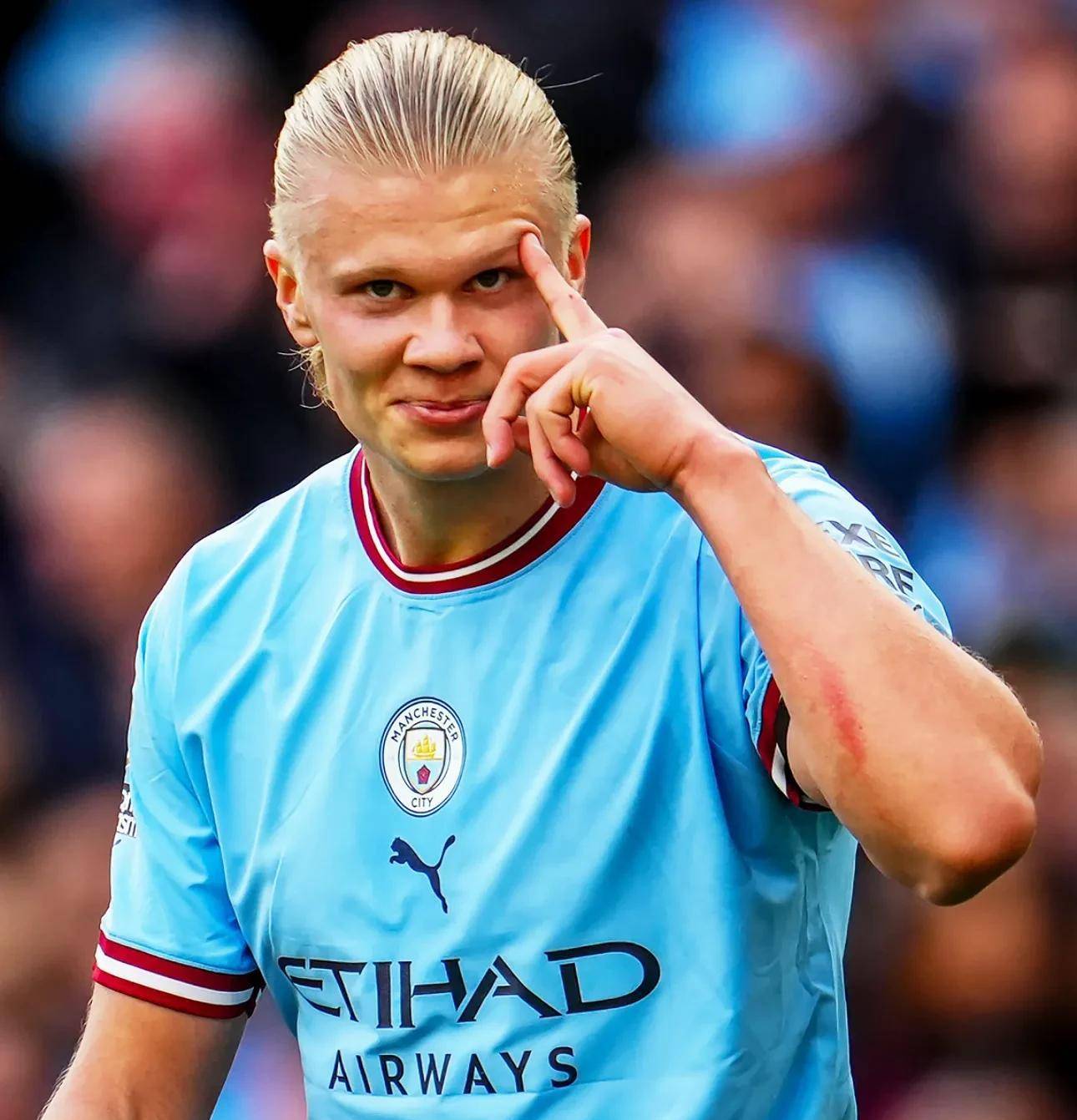 前阿森纳与切尔西后卫赞Declan Rice是顶级中场，却认为巴黎圣日耳曼的Vitinha更胜一筹（前阿森纳、切尔西后卫称赖斯已是顶级中场，但更看好巴黎的维蒂尼亚）