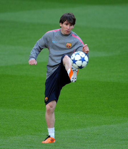 莱奥头发被拽找阿切尔比理论，后者：敢再指我就掰断你手指头